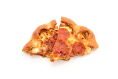 Beyaz zemin üzerine ev yapımı biberli Pizza 