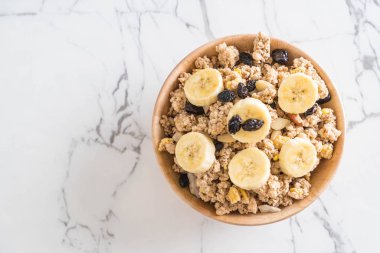 Granola muz, Kuru üzüm ve süt ile 