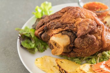 Gevrek domuz knuckle veya Alman domuz Hocks