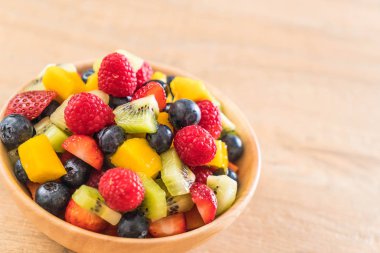 karışık taze meyve (çilek, ahududu, yaban mersini, kivi, mang