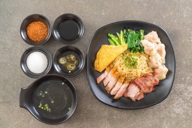 Yumurta noodle kırmızı kızarmış domuz, gevrek domuz eti, köfte ve çorba ile 