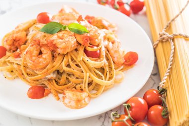 Spagetti karides, domates, fesleğen ve peynir ile 