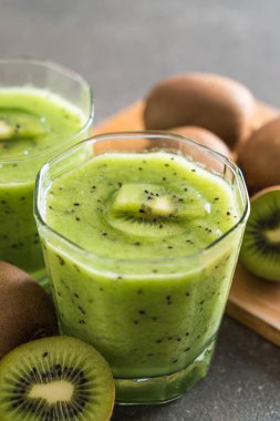 Sağlıklı taze kivi smoothie cam