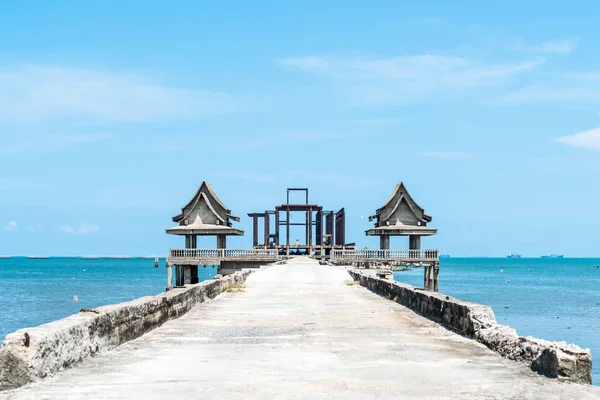 Deniz kumsalda köşk