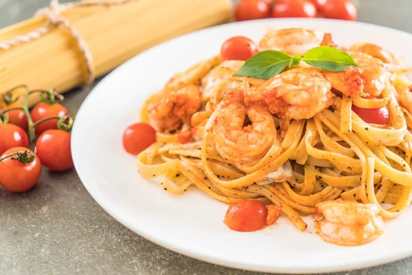Spaghetti con gamberetti, pomodori, basilico e formaggio — Foto Stock