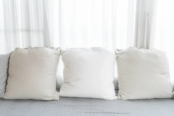 Piękna poduszkę na kanapie dekoracji wnętrz — Zdjęcie stockowe