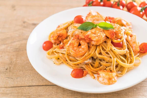 Spagetti karides, domates, fesleğen ve peynir ile 