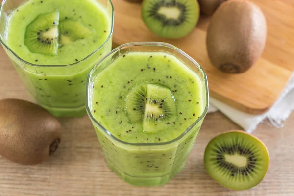 Smoothie kiwi fresco saudável em vidro — Fotografia de Stock