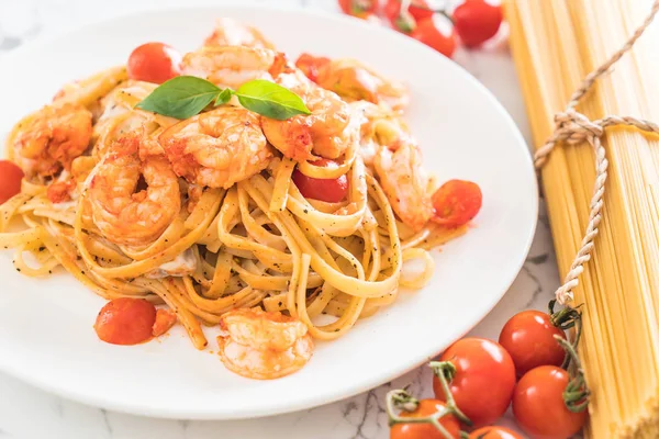 Spagetti karides, domates, fesleğen ve peynir ile 