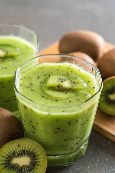 Sağlıklı taze kivi smoothie cam