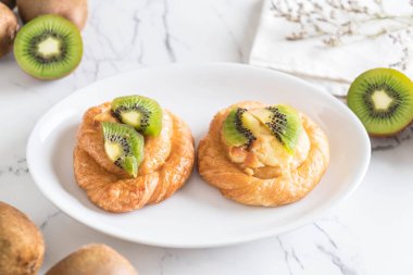 kivi tart plaka üzerinde