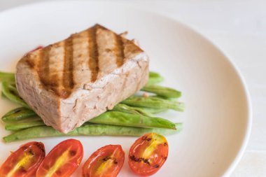 Tuna biftek salatası ile