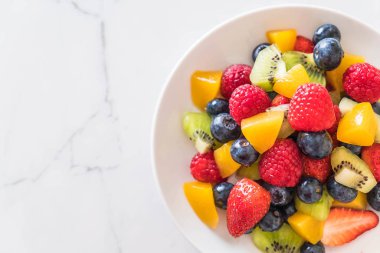 karışık taze meyve (çilek, ahududu, yaban mersini, kivi, mang