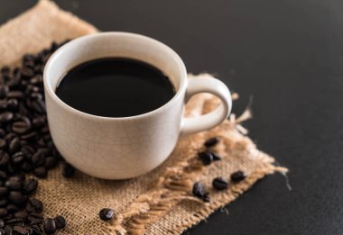 Kahve fincanı ve fasulye