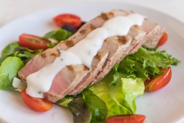 Tuna biftek salatası ile