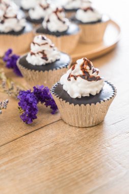 krem şanti ile çikolatalı kek