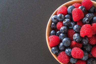 taze yaban mersini ve rasberry 