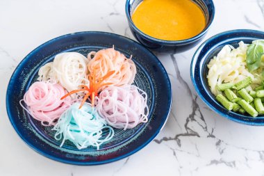 erişte ile balık köri sos ve sebze