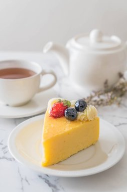 peynirli kek çilek ve yaban mersini