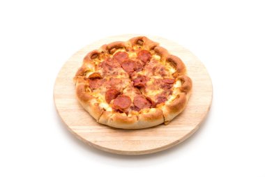 Beyaz zemin üzerine ev yapımı biberli Pizza 