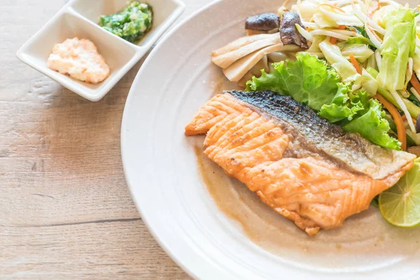 sebze ile kızarmış som balığı biftek