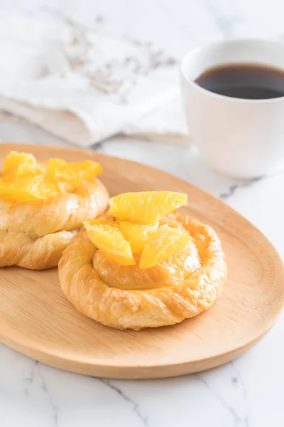 Orange pie on plate — Stock Photo, Image