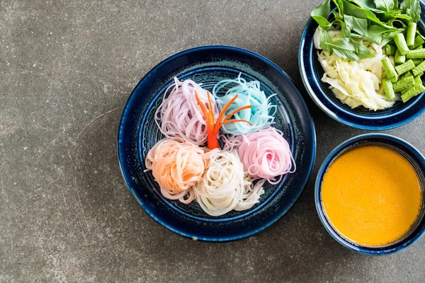 erişte ile balık köri sos ve sebze