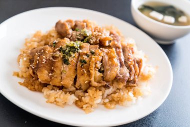 Teriyaki tavuk miso çorbası ile tepesinde pirinç