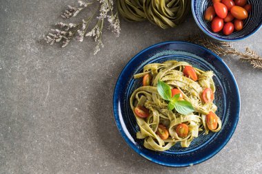 ıspanak fettuccine domates ile