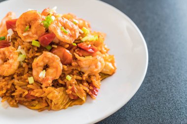 Kore baharatlı sos ve karides kızarmış pilav