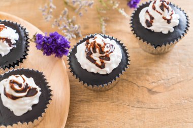 krem şanti ile çikolatalı kek