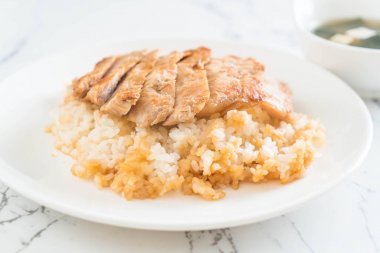 Teriyaki domuz miso çorbası ile tepesinde pirinç