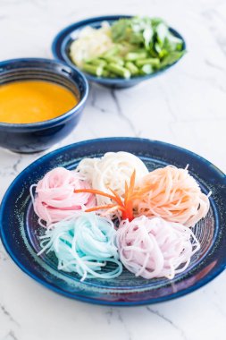 erişte ile balık köri sos ve sebze