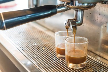 Bir kafede espresso yapan profesyonel kahve makinesi.