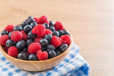 taze yaban mersini ve rasberry 