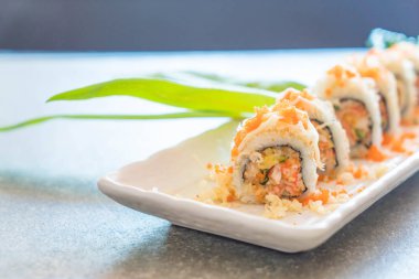 suşi roll maki tempura