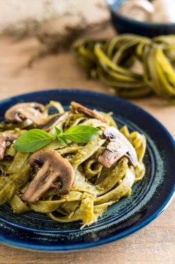 Mantarlı ıspanak fettuccine