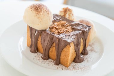 Bal tost vanilyalı dondurma ve çikolata ile