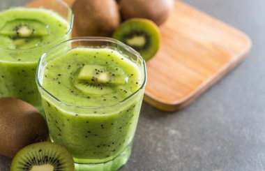 Sağlıklı taze kivi smoothie cam