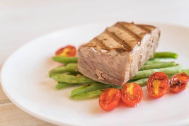 Tuna biftek salatası ile