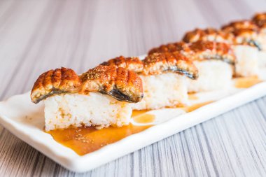 yılan balığı (unagi suşi)