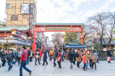 Toyko, Japonya - 28 Kasım 2016: turist yürümek Nakamise Dori se üzerinde