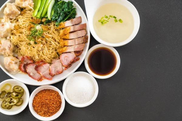 Yumurta noodle kırmızı kızarmış domuz, gevrek domuz eti, köfte ve çorba ile 