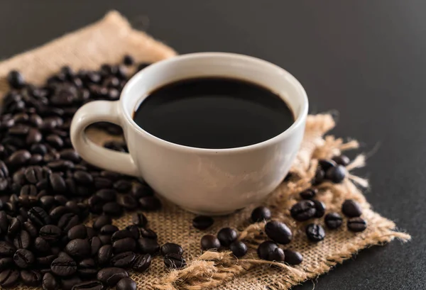 Kahve fincanı ve fasulye
