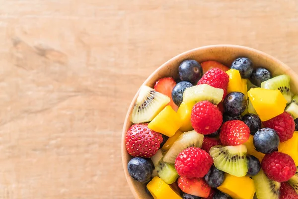 karışık taze meyve (çilek, ahududu, yaban mersini, kivi, mang