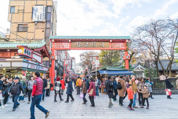 Toyko, Japonya - 28 Kasım 2016: turist yürümek Nakamise Dori se üzerinde