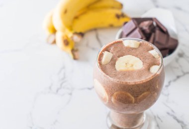 Çikolatalı muzlu milkshake