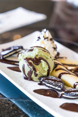 dondurma ve çırpılmış kremalı krep