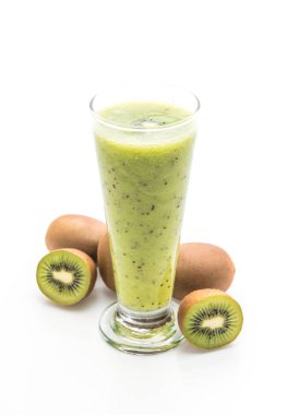 kiwi smoothie beyaz arkaplanda