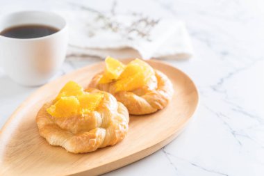 Turuncu pasta plaka üzerinde